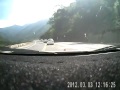 Puli in Nantou County, the road to Chingjing a childhood bus, S-shaped acceleration in a continuous mountain road, overtaking, the results hit the roadside cement fence, and then projected into the right lane, the police have locked license plate todriving violations in accordance with the Offenses Against Public Safety brought to justice. Curved mountain road, a white sedan, flashed from the left, then right to accelerate to overtake, but hit the fence, behind the owners scared. Take a look at this breathtaking picture. S-shaped manner, the white cars, even the ultra-two cars, I did not expect excessive speed, bend do not come back. First hit the cement barrier on the right, then bomb to the right to the lane, but fortunately the iron railing blocking the whole car did not fall off the cliff. This is the way Puli to Chingjing, white cars regardless of the tunnel before the continuous curves, the speed limit is only 30 km. Suspected traffic not familiar with, but also grab a quick overtaking, accidents will occur. Fortunately, the rear of the vehicle emergency brake, and it did not lead to a chain car accident. But bad driving behavior is obviously breaking the law, the police have locked the license plate should pay attention to the appalling driving, and transferred to him according to the Offenses Against Public Safety Translated from Chinese. ДТП - ОЧЕНЬ Неудачный обгон อุบัติเหตุ แรง เร็ว ชน ทะลุนรก