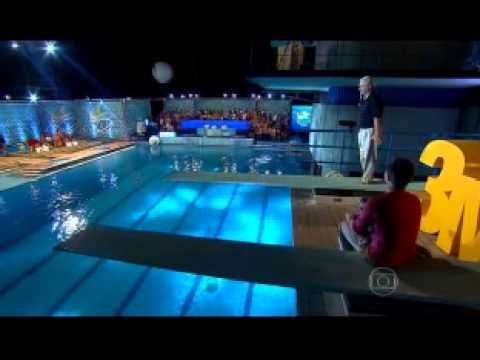 huck - Com 76 anos, ex-atleta de saltos ornamentais faz salto incrível no Saltibum Fernando Telles impressionou plateia com pulo da plataforma de 3 metros.