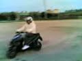 Pusio fa il figo con lo scooter