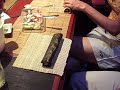 Majda Pajko delaji sushi