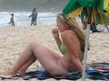 Menina chupa na praia Mole