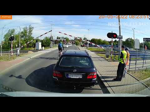 Kiedy jesteś rowerzystą i nie chce Ci się czekać na przejeździe