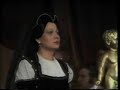 �ltimas escenas del ii acto de la traviata. teatro de la zarzuela, madrid, 26 de junio de 1977.
elena mauti-nunziata, alfredo kraus, vicente sardinero. 
orquesta: ciudad de barcelona
coro de la abao.
director de orquesta: francis balagna



alfredo
mi chiamaste? che bramate?
 
violetta
questi luoghi abbandonate
un periglio vi sovrasta
 
alfredo
ah, comprendo! basta, basta
e si' vile mi credete?
 
violetta
ah no, mai
 
alfredo
ma che temete?. .
 
violetta
temo sempre del barone
 
alfredo
e' tra noi mortal quistione
s'ei cadra' per mano mia
un sol colpo vi torri'a
coll'amante il protettore
v'atterrisce tal sciagura?
 
violetta
ma s'ei fosse l'uccisore?
ecco l'unica sventura
ch'io pavento a me fatale!
 
alfredo
la mia morte! che ven cale?
 
violetta
deh, partite, e sull'istante.
 
alfredo
partiro', ma giura innante
che dovunque seguirai
i miei passi
 
violetta
ah, no, giammai.
 
alfredo
no! giammai!
 
violetta
va', sciagurato.
scorda un nome ch'e' infamato.
va mi lascia sul momento
di fuggirti un giuramento
sacro io feci
 
alfredo
e chi potea?
 
violetta
chi diritto pien ne avea.
 
alfredo
fu douphol?
 
violetta
(con supremo sforzo)
si'.
 
alfredo
dunque l'ami?
 
violetta
ebben l'amo
 
alfredo 
(corre furente alla porta e grida )
or tutti a me.
  
scena xiv                                    (atto ii)


(detti, e tutti i precedenti che confusamente ritornano.)
 
tutti
ne appellaste? che volete?
 
alfredo
(additando violetta che abbattuta si appoggia al tavolino)
questa donna conoscete?
 
tutti
chi? violetta?
 
alfredo
che facesse
non sapete?
 
violetta
ah, taci
 
tutti
no.
 
alfredo
ogni suo aver tal femmina
per amor mio sperdea
io cieco, vile, misero,
tutto accettar potea,
ma e' tempo ancora! tergermi
da tanta macchia bramo
qui testimoni vi chiamo
che qui pagata io l'ho.
 
(getta con furente sprezzo una borsa ai piedi di vloletta,
che sviene tra le braccia di flora e del dottore.
in tal momento entra il padre.)
 
scena xv                                    (atto ii)

(detti, ed il signor germont, ch'entra all'ultime parole.)
 
tutti
oh, infamia orribile
tu commettesti!
un cor sensibile
cosi' uccidesti!
di donne ignobile
insultator,
di qui allontanati,
ne desti orror.
 
germont
(con dignitoso fuoco)
di sprezzo degno se stesso rende
chi pur nell'ira la donna offende.
dove'e' mio figlio? piu' non lo vedo:
in te piu' alfredo - trovar non so.
(io sol fra tanti so qual virtude
di quella misera il sen racchiude
io so che l'ama, che gli e' fedele,
eppur, crudele, - tacer dovro'!)
 
alfredo
(da se')
(ah si' che feci! ne sento orrore.
gelosa smania, deluso amore
mi strazia l'alma piu' non ragiono.
da lei perdono - piu' non avro'.
volea fuggirla non ho potuto!
dall'ira spinto son qui venuto!
or che lo sdegno ho disfogato,
me sciagurato! - rimorso n'ho.
 
violetta
(riavendosi)
alfredo, alfredo, di questo core
non puoi comprendere tutto l'amore;
tu non conosci che fino a prezzo
del tuo disprezzo - provato io l'ho!
ma verra' giorno in che il saprai
com'io t'amassi confesserai
dio dai rimorsi ti salvi allora;
io spenta ancora - pur t'amero'.
 
barone
(piano ad alfredo)
a questa donna l'atroce insulto
qui tutti offese, ma non inulto
fia tanto oltraggio - provar vi voglio
che tanto orgolio - fiaccar sapro'.
 
tutti
ah, quanto peni! ma pur fa core
qui soffre ognuno del tuo dolore;
fra cari amici qui sei soltanto;
rasciuga il pianto - che t'inondo'.