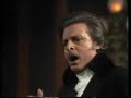�ltimas escenas del ii acto de la traviata. teatro de la zarzuela, madrid, 26 de junio de 1977.
elena mauti-nunziata, alfredo kraus, vicente sardinero. 
orquesta: ciudad de barcelona
coro de la abao.
director de orquesta: francis balagna



alfredo
mi chiamaste? che bramate?
 
violetta
questi luoghi abbandonate
un periglio vi sovrasta
 
alfredo
ah, comprendo! basta, basta
e si' vile mi credete?
 
violetta
ah no, mai
 
alfredo
ma che temete?. .
 
violetta
temo sempre del barone
 
alfredo
e' tra noi mortal quistione
s'ei cadra' per mano mia
un sol colpo vi torri'a
coll'amante il protettore
v'atterrisce tal sciagura?
 
violetta
ma s'ei fosse l'uccisore?
ecco l'unica sventura
ch'io pavento a me fatale!
 
alfredo
la mia morte! che ven cale?
 
violetta
deh, partite, e sull'istante.
 
alfredo
partiro', ma giura innante
che dovunque seguirai
i miei passi
 
violetta
ah, no, giammai.
 
alfredo
no! giammai!
 
violetta
va', sciagurato.
scorda un nome ch'e' infamato.
va mi lascia sul momento
di fuggirti un giuramento
sacro io feci
 
alfredo
e chi potea?
 
violetta
chi diritto pien ne avea.
 
alfredo
fu douphol?
 
violetta
(con supremo sforzo)
si'.
 
alfredo
dunque l'ami?
 
violetta
ebben l'amo
 
alfredo 
(corre furente alla porta e grida )
or tutti a me.
  
scena xiv                                    (atto ii)


(detti, e tutti i precedenti che confusamente ritornano.)
 
tutti
ne appellaste? che volete?
 
alfredo
(additando violetta che abbattuta si appoggia al tavolino)
questa donna conoscete?
 
tutti
chi? violetta?
 
alfredo
che facesse
non sapete?
 
violetta
ah, taci
 
tutti
no.
 
alfredo
ogni suo aver tal femmina
per amor mio sperdea
io cieco, vile, misero,
tutto accettar potea,
ma e' tempo ancora! tergermi
da tanta macchia bramo
qui testimoni vi chiamo
che qui pagata io l'ho.
 
(getta con furente sprezzo una borsa ai piedi di vloletta,
che sviene tra le braccia di flora e del dottore.
in tal momento entra il padre.)
 
scena xv                                    (atto ii)

(detti, ed il signor germont, ch'entra all'ultime parole.)
 
tutti
oh, infamia orribile
tu commettesti!
un cor sensibile
cosi' uccidesti!
di donne ignobile
insultator,
di qui allontanati,
ne desti orror.
 
germont
(con dignitoso fuoco)
di sprezzo degno se stesso rende
chi pur nell'ira la donna offende.
dove'e' mio figlio? piu' non lo vedo:
in te piu' alfredo - trovar non so.
(io sol fra tanti so qual virtude
di quella misera il sen racchiude
io so che l'ama, che gli e' fedele,
eppur, crudele, - tacer dovro'!)
 
alfredo
(da se')
(ah si' che feci! ne sento orrore.
gelosa smania, deluso amore
mi strazia l'alma piu' non ragiono.
da lei perdono - piu' non avro'.
volea fuggirla non ho potuto!
dall'ira spinto son qui venuto!
or che lo sdegno ho disfogato,
me sciagurato! - rimorso n'ho.
 
violetta
(riavendosi)
alfredo, alfredo, di questo core
non puoi comprendere tutto l'amore;
tu non conosci che fino a prezzo
del tuo disprezzo - provato io l'ho!
ma verra' giorno in che il saprai
com'io t'amassi confesserai
dio dai rimorsi ti salvi allora;
io spenta ancora - pur t'amero'.
 
barone
(piano ad alfredo)
a questa donna l'atroce insulto
qui tutti offese, ma non inulto
fia tanto oltraggio - provar vi voglio
che tanto orgolio - fiaccar sapro'.
 
tutti
ah, quanto peni! ma pur fa core
qui soffre ognuno del tuo dolore;
fra cari amici qui sei soltanto;
rasciuga il pianto - che t'inondo'.