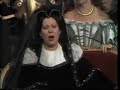 �ltimas escenas del ii acto de la traviata. teatro de la zarzuela, madrid, 26 de junio de 1977.
elena mauti-nunziata, alfredo kraus, vicente sardinero. 
orquesta: ciudad de barcelona
coro de la abao.
director de orquesta: francis balagna



alfredo
mi chiamaste? che bramate?
 
violetta
questi luoghi abbandonate
un periglio vi sovrasta
 
alfredo
ah, comprendo! basta, basta
e si' vile mi credete?
 
violetta
ah no, mai
 
alfredo
ma che temete?. .
 
violetta
temo sempre del barone
 
alfredo
e' tra noi mortal quistione
s'ei cadra' per mano mia
un sol colpo vi torri'a
coll'amante il protettore
v'atterrisce tal sciagura?
 
violetta
ma s'ei fosse l'uccisore?
ecco l'unica sventura
ch'io pavento a me fatale!
 
alfredo
la mia morte! che ven cale?
 
violetta
deh, partite, e sull'istante.
 
alfredo
partiro', ma giura innante
che dovunque seguirai
i miei passi
 
violetta
ah, no, giammai.
 
alfredo
no! giammai!
 
violetta
va', sciagurato.
scorda un nome ch'e' infamato.
va mi lascia sul momento
di fuggirti un giuramento
sacro io feci
 
alfredo
e chi potea?
 
violetta
chi diritto pien ne avea.
 
alfredo
fu douphol?
 
violetta
(con supremo sforzo)
si'.
 
alfredo
dunque l'ami?
 
violetta
ebben l'amo
 
alfredo 
(corre furente alla porta e grida )
or tutti a me.
  
scena xiv                                    (atto ii)


(detti, e tutti i precedenti che confusamente ritornano.)
 
tutti
ne appellaste? che volete?
 
alfredo
(additando violetta che abbattuta si appoggia al tavolino)
questa donna conoscete?
 
tutti
chi? violetta?
 
alfredo
che facesse
non sapete?
 
violetta
ah, taci
 
tutti
no.
 
alfredo
ogni suo aver tal femmina
per amor mio sperdea
io cieco, vile, misero,
tutto accettar potea,
ma e' tempo ancora! tergermi
da tanta macchia bramo
qui testimoni vi chiamo
che qui pagata io l'ho.
 
(getta con furente sprezzo una borsa ai piedi di vloletta,
che sviene tra le braccia di flora e del dottore.
in tal momento entra il padre.)
 
scena xv                                    (atto ii)

(detti, ed il signor germont, ch'entra all'ultime parole.)
 
tutti
oh, infamia orribile
tu commettesti!
un cor sensibile
cosi' uccidesti!
di donne ignobile
insultator,
di qui allontanati,
ne desti orror.
 
germont
(con dignitoso fuoco)
di sprezzo degno se stesso rende
chi pur nell'ira la donna offende.
dove'e' mio figlio? piu' non lo vedo:
in te piu' alfredo - trovar non so.
(io sol fra tanti so qual virtude
di quella misera il sen racchiude
io so che l'ama, che gli e' fedele,
eppur, crudele, - tacer dovro'!)
 
alfredo
(da se')
(ah si' che feci! ne sento orrore.
gelosa smania, deluso amore
mi strazia l'alma piu' non ragiono.
da lei perdono - piu' non avro'.
volea fuggirla non ho potuto!
dall'ira spinto son qui venuto!
or che lo sdegno ho disfogato,
me sciagurato! - rimorso n'ho.
 
violetta
(riavendosi)
alfredo, alfredo, di questo core
non puoi comprendere tutto l'amore;
tu non conosci che fino a prezzo
del tuo disprezzo - provato io l'ho!
ma verra' giorno in che il saprai
com'io t'amassi confesserai
dio dai rimorsi ti salvi allora;
io spenta ancora - pur t'amero'.
 
barone
(piano ad alfredo)
a questa donna l'atroce insulto
qui tutti offese, ma non inulto
fia tanto oltraggio - provar vi voglio
che tanto orgolio - fiaccar sapro'.
 
tutti
ah, quanto peni! ma pur fa core
qui soffre ognuno del tuo dolore;
fra cari amici qui sei soltanto;
rasciuga il pianto - che t'inondo'.