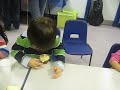 Kaan LUka jede rodjendanski kolac