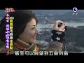 gogo japan出發囉！今天大使雅妍跟主持人徐可將繼續帶大家到長崎挖寶去，首先第一站來到的是西海市。由於西海市擁有得天獨厚的地形，使得此區一年四季都擁有充足的陽光照射，盛產的多種水果中，又以橘子最有名囉！ 接下來繼續發掘西海市好玩的地方囉！長崎生物公園佔地廣達30萬平方公尺，園區裡飼養了200種，超過2000隻的動物，為了讓每一種動物擁有最適合牠們的生活環境，園方採取依照動物原始生態的方式，來建造這座公園，因此在公園中，遊客經常跟動物不期而遇，甚至還可以近距離餵食牠們耶！ 離開了西海市，接下來前往長崎縣廳所在的的長崎市，長崎市是西日本重要的港彎城市，在江戶鎖國時代是日本唯一一座對外開放貿易通商的港口，市中心三面被山環繞，因此許多住宅都建在山坡上，形成斜坡街道的特殊景觀，主持人來到長崎市的第一站，選擇了探訪日本維新革命時期劃時代人物--阪本龍馬的足跡。龜山社中紀念館的前身，正是阪本龍馬所創建的龜山株式會社，當年成立的目的在於從事海運貿易事業，阪本龍馬也因此擔任海援隊的隊長，而促成了長州藩跟薩摩藩同盟，從此聞名全國，而龜山社中也被認定是日本國內首座成立的股份公司，2010年日本NHK年度大河劇