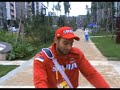 Milorad Čavić na mopedu vrti krugove po olimpijskom selu