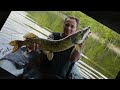 Partie de pêche aux leurres avec le guide de pêche Nicolas Gavoille sur le plan d'eau à brochets de la Ferme des Guidons au coeur du plateau des 1000 étangs en Haute-Saône. Pas mal de chasses aujourd'hui et plusieurs brochets amenés au float tube dont un joli bec de plus de 90 cm qui nous gratifie d'une superbe chandelle sur la vidéo ! www.mesvacancesdepeche.fr