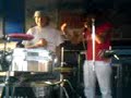 grupo total en una presentacion de duelo de hip hop