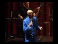 ollan christopher bell con la mega big band en el auditorio de belgrano. buenos aires 14/09/07
directores: alfredo palacios y roberto mart�n.

mr. ollan christopher bell has been in the entertainment business since 1961 and has been in the business for more than 40 years.
as most of the african american artists his singing background comes from the church and his mother's teachings who was a professional singer. at the age of 10 he started playing the bass guitar and at the age of 12 he made his first vocal solo.

during the 1970�s he performed and shard stage with artist such as earth wind and fire, the temptations, kool and the gang, the isely brothers, his former producer curtis mayfield among others. with more than 200 songs composed and distributed in various albums throughout the world he also has trained and produced singers from paris japan england and the us.

in 1987 he is married to none other than john lee hooker's daughter zakiya hooker (also a performing artist available for hiring) producing all of her albums and administering the bwth (boogie with the hook) recording studio to which he is vice president of and also the john lee hooker foundation. foundation dedicated to the musical education, development and health of children and new artists.
in the late 90' he became the right hand man, and helped produce projects with the legendary, grammy winning, john lee hooker.

nowadays he finds himself touring around the world specially in places like argentina south america where he has become a well recognized artist. at the same time he has also ventured into asia in countries like thailand with shows in bangkok and co producing blues festivals in the island of koh samui together with the cocoblues company. he is also giving clinics for singers and talks on the history of afro american music.

ollan christopher bell es m�sico y profesional del entretenimiento desde 1961 y ha estado en este negocio por m�s de 40 a�os.
como la mayor�a de los afro-americanos comenz� su carrera musical cantando en la iglesia y obtuvo sus primeras ense�anzas de su madre, quien tambi�n era una cantante profesional. aprendi� a tocar el bajo a la edad de 10 y a los 12 a�os hizo su primer solo vocal.

durante los a�os 70 se ha presentado en escena con artistas como earth wind & fire, the temptations, kool & the gang, the isley brothers y curtis mayfield entre otros.
con m�s de 200 canciones distribuidas en variados �lbumes a lo largo de su carrera, ha trabajado y preparado a artistas de paris, jap�n, inglaterra y estados unidos.

en los 80 se convierte en productor y mano derecha del legendario john lee hooker acompa��ndolo en su relanzamiento art�stico, cosechando varios premios grammy por sus producciones.
tiempo despu�s (en 1987) contrae matrimonio con su hija, zakiya hooker, a quien en la actualizad produce y administran juntos en california la fundaci�n de la cual es vicepresidente bwth inc (boggie with the hook) y su labor esta dedicada responder a las necesidades de ni�os y j�venes en las �reas de arte, educaci�n y salud, junto al desarrollo de artistas y nuevos talentos.

actualmente gran parte del a�o se encuentra de gira por el mundo junto a su banda 