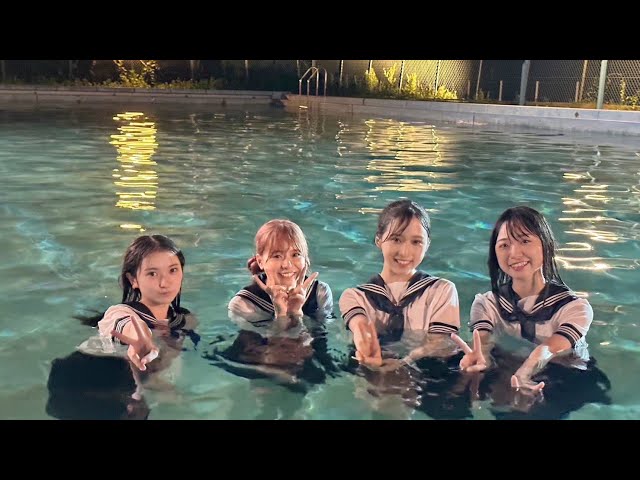 学校の制服のままでプールに入る