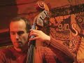 die berliner gitarristin barbara jungfer wusste gestern im jazz club hirsch mit ihren ihr eigenem sound zu �berzeugen. sie lieferte im jazzclub hirsch einen beeindruckenden beweis f�r die 
lebendigkeit und kreativit�t der hauptst�dtischen jazzszene
zusammen mit 
henning sieverts, bass und 
guido may, drums waren vor allem  traditionellen jazz-kl�ngen angesagt.