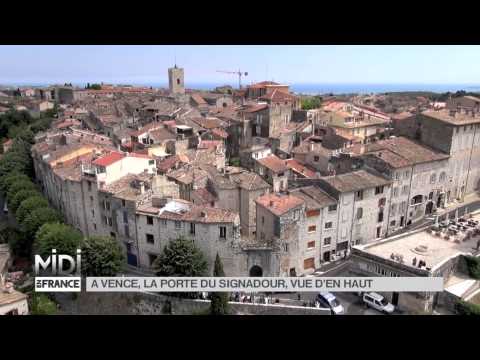 En 2014, dans son émission Midi en France, France 3 installe son plateau à Vence. Vue plongeante sur l'une des portes de l'enceinte de la ville : la porte du Signadour, ou du guetteur en provençal...