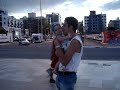 Sarinha e papai, caminhando na cal�adinha!