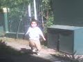 Niño de 4 años arrancando de los perros policiales Niño de 4 años arrancando de los perros policiales