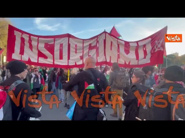 "Insorgiamo", lo striscione e la musica dei tamburi al corteo pro Palestina a Roma