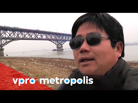 0  Volunteer Bridge Guard Has Saved 144 Lives picture