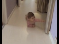 Leonor traverse le couloir