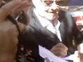 Roger firmando en el Hotel