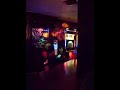 el tipico londinense a la par que oriental friki del karaoke y nosotros en primera fila sin saberlo