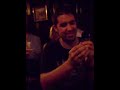 el tipico londinense a la par que oriental friki del karaoke y nosotros en primera fila sin saberlo