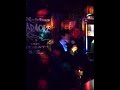 el tipico londinense a la par que oriental friki del karaoke y nosotros en primera fila sin saberlo