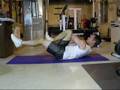 Abdominales alternas con patada