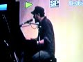 Zorama dal vivo piano e voce, canta \"Cerchi e Semicerchi\" . Zorama dal vivo piano e voce, canta \"Cerchi e Semicerchi\" .
