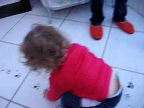 Lara seguindo pegadas do coelho pascoa 2009