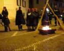 Albavilla (Como), la banda e i contadini della Brianza animano la gelida serata del Venerdì grasso. Canti balli e vecchie tradizioni. Polenta in piazza.