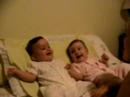 Brianna y Brunella riendose Brianna y Brunella riendose
