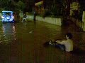 Já que na chuva agt não pode ir pra tamandaré, Douglas arretou-se e puxou Paulo com a land pelas ruas alagadas do recife!!!! O bixo se garantiu muito!!! www.pseudocult.com.br