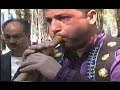 troskop'tan armağan: Zurnayla neler yapılıyor neler... İzmirli Halil Çokyürekli yine öttürdü. Bu videoyu mutlaka izleyin. Çünkü kendim çektim hiçbiryerde yok. 2003 te yaptığım bu çekimi artık yayınlıyorum. İzlemezseniz pişman olursunuz!...