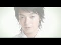 by farenheit. enjoy! lyrics:
ni gei de ai dai zhe wen du
you shui yong bao shi zui qing chu
xin tiao chuan lai de qi fu
xiang yi ge tiao dong de nuan lu
shou fang jin kou dai de wen du
rong hua le zou guo de lu tu
bing tian xue di de guo du
neng bao zhe ni jiu hen man zu
arron
shui dou zhi dao qi hou hui bian
geng bie shuo nuo yan
ni de dong yi hai liu zai wo chuang qian
chorus
ni de shi jie yi jing zhun shi qing tian
yuan fang de wo zai xie tian kan xue
wo de gu du man man dong jie
zai mei you ni de ye
gei wo de ai yi jing guo le qi xian
er wo de xin zai xia tian xia xue
ming ming han dong yi jing hen yuan
wo hai shi wu fa jie shu zhe dong mian
chun
wo de shi jie luan le ji jie
chi dao ju ran hui piao zhe xue
re dai yu lin de yuan ye
kan qi lai bai mang mang yi pian
hui yi zai wo xin zhong ji xue
lian ri chu ye wu fa rong jie
ying gai liu han de xia tian
ke shi que yi zhi liu yan lei