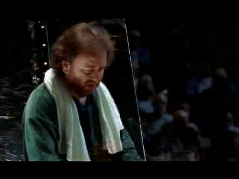 Chailly - Short video about the connection between Mozart and Mahler. The speecher and conductor Ricardo Chailly, and pianist Maria Joao Pires.