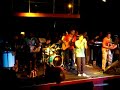 atitude4 no espa�o509, show realizado nesta ultima sexta feira dia 23-11.

eu pensei que n�o era pra me apaixonar
mas ouvi a batida do peito falar
me envolvi sem querer fui me deixar levar
quando vi era rumo pra n�o regressar

ainda bem
armadilha que o destino fez
trouxe a felicidade de vez
encontrei um amor que me fez enxergar

como � bom
se entregar sem ter medo de amar
s� assim � que eu pude acordar
pra esse amor transformar

um mar de segredos revelei
tentei evitar n�o suportei
tanta paix�o tanto querer
hoje s� vivo por voc�

um mar de segredos revelei
tentei evitar n�o suportei
teu cora��o o teu prazer
hoje s� vivo por voc�