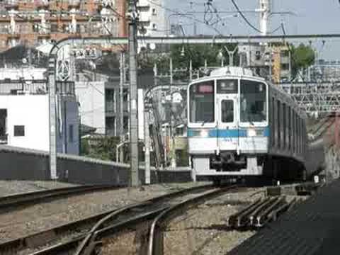 小田急1000形+1000形　梅ヶ丘駅(急行線)通過