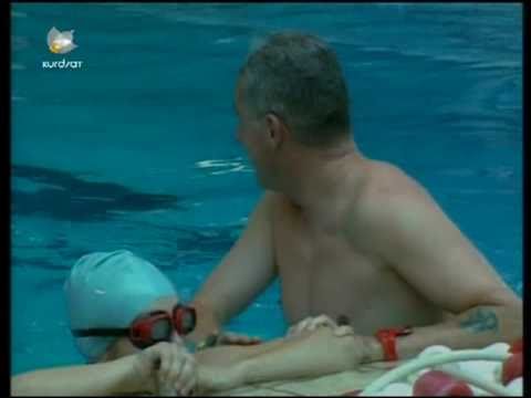 Salvando a una linda mujer en Piscina - Cámara Oculta