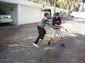 עומר מחזיק בצינור העומר השני מתגנב ולוקח אותו ומטביע את ניב ובורח