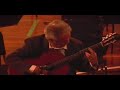 nocturno de antonio lauro


el maestro leopoldo igarza realiza estudios con los maestros raul borges, manuel e. perez diaz y vicente emilio sojo en venezuela y regino sainz de la maza en el real conservatorio superior de musica de madrid.
obtiene de manos del maestro antonio lauro el grado de maestro compositor siendo casualmente un guitarrista el unico graduado en este campo con tan insigne maestro universal.
igarza ha forjado una solida escuela guitarristica en venezuela,la cual se basa en el pensamiento logico y correcto de cada movimiento en favor de la interpretacion musical y la expresion,asi como un analisis profundo de las obras en favor de la tecnica.sus discipulos,reconocidos por el alto nivel alcanzado,han sido merecedores de reconocimiento y premios nacionales e internacionales los cuales reafirman la figura de igarza como el mas representativo formador de guitarristas del pais.ha sido jurado de los concursos de mayor renombre a nivel nacional como el concurso 