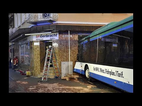 Schulbus rast in Geschft bei Heidelberg: Mindesten ...