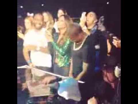 Kevin Hart @ Beyoncé's Concert - Gets her towel - The Mrs Carter Show