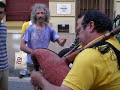 Unos tocan la gaita y otros...�bailan?
