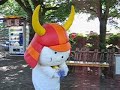 アイスクリームの自販機にすいよせられる、ひこにゃん。お金もってないよ、ひこにゃん。。