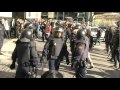 elpais.com This is Spain! Police is hitting young students in the sreets #PrimaveraValenciana www.guardian.co.uk La cuarta jornada de movilizaciones estudiantiles para protestar por las detenciones de jóvenes con motivo de las manifestaciones convocadas contra los recortes en educación se ha saldado con 21 detenidos, cinco de ellos menores, según confirmaron fuentes policiales. La cifra total de arrestados desde que comenzaran las protestas el pasado miércoles asciende ya a 38. Además se han registrado dieciséis heridos, todos ellos de carácter leve, de los cuales once son policías, según las mismas fuentes. El día ha estado marcado por las carreras e intervenciones policiales entre estudiantes y agentes antidisturbios en la plaza del Ayuntamiento de Valencia y los aledaños del Instituto Lluís Vives, cortando la calle Xàtiva y colapsando gran parte del tráfico en toda la ciudad. ENCIERRO EN LA FACULTAD Y QUEMA DE CONTENEDORES A última hora de la noche unos 400 estudiantes se han encerrado, con el permiso de la decana, Elena Grau, en la Facultad de Geografía e Historia en la avenida Blasco Ibáñez de Valencia para celebrar una asamblea en la que han acordado que hasta que la delegada del Gobierno en la Comunitat Valenciana, Paula Sánchez de León, no abandone el cargo, ellos no abandonarán la calle y auguran una semana 