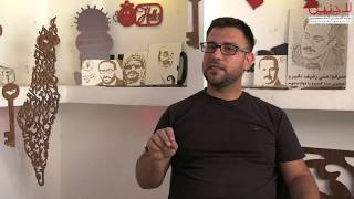 علاء سراحنة من مخيم الفوار يعبر عن انتمائه لفلسطين بالنحت على الخشب