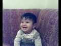 طفل قطري يلاعبونه ويضحك