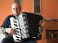 Witold Krukowski gra na akordeonie mazurka