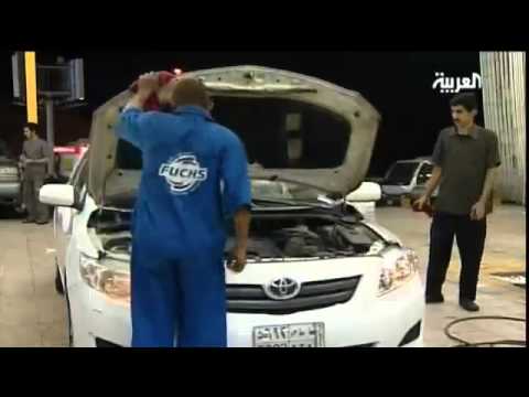 ميكانيكي يمني يشرب زيوت وشحوم السيارات منذ 28 عاماً ميكانيكي يمني يشرب زيوت وشحوم السيارات منذ 28 عاماً